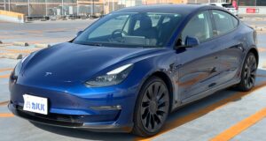 モデル3 パフォーマンス ディープブルーメタリック 左前面