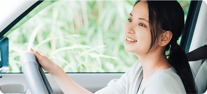 女性が車を運転している様子